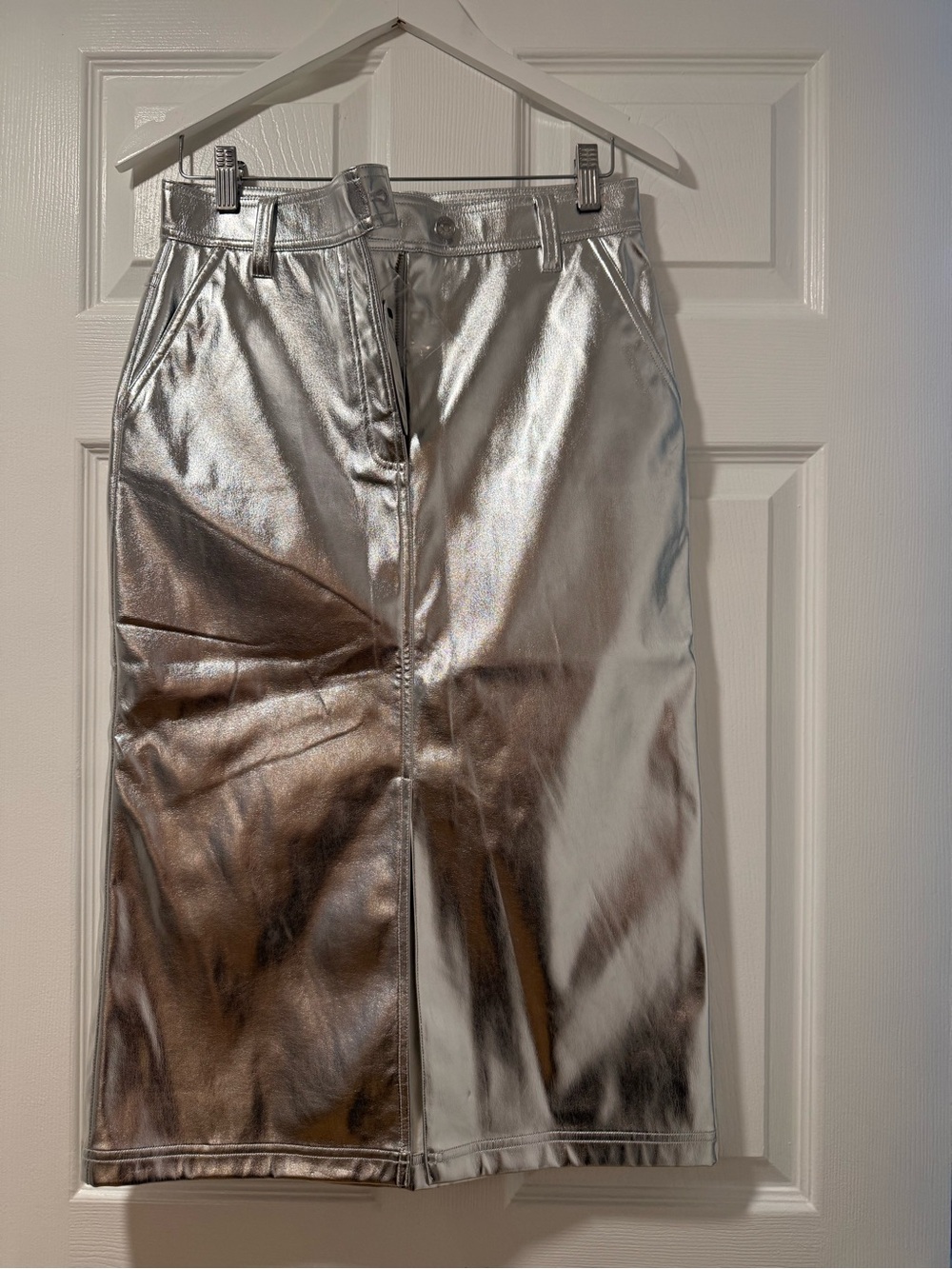 High-Shine Silver Pencil Skirt - Sleek Metallic Finish